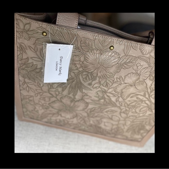 DARCY MARKS LONDON TAN LARGE TOTE - Picture 13 of 16